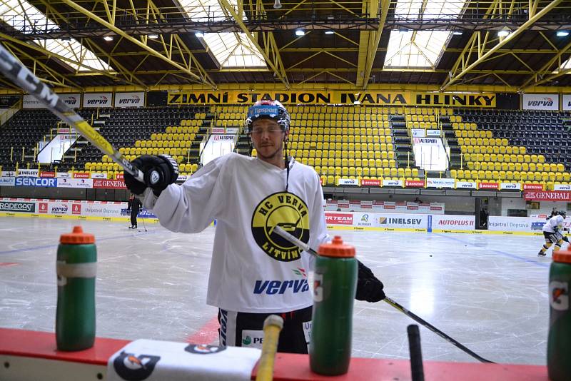 Hokejisté na ledové ploše Zimního stadionu Ivana Hlinky v Litvínově. Mají přípravu před novou sezonou.