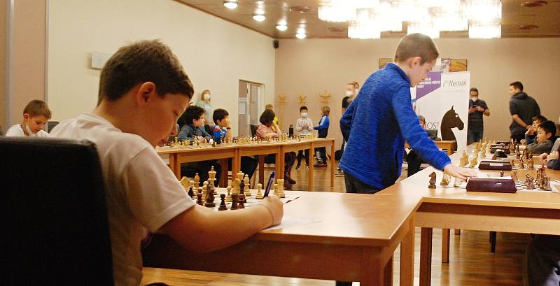 Simultánka s 11letým světovým talentem Václavem Fiňkem na dětském šachovém šampionátu v hotelu Cascade v Mostě.