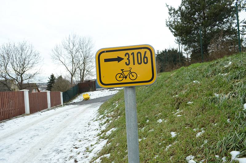 Obec Želenice u Mostu leží v údolí řeky Bíliny pod kopci Českého středohoří.