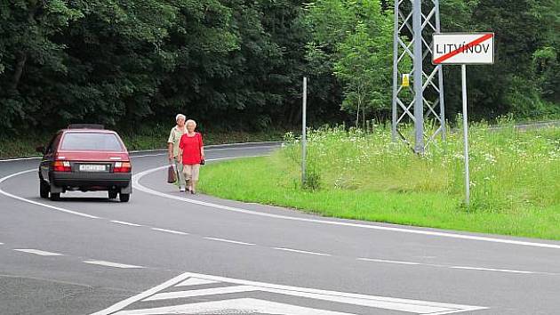 Mezi Litvínovem a Mezibořím už cesty jsou, lidé ale často využívají právě silnici, což je hodně nebezpečná varianta. Meziboří proto chce vedle silnice udělat novou cestu. 