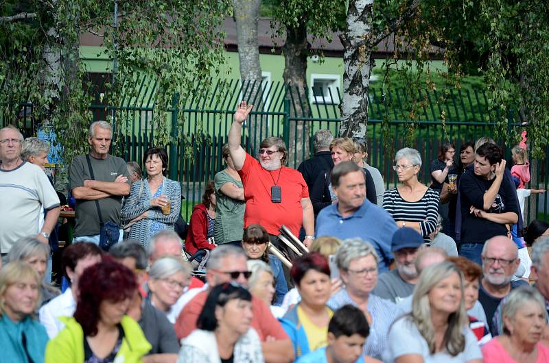 Letní amfiteátr na mosteckém Benediktu byl v sobotu večer narvaný příznivci lidové hudby.