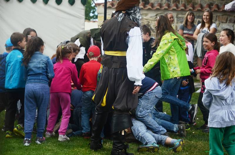 Děti chytily alchymistu Edwarda Kelleyho (herec Zdeněk Turek), který prchal z věže mosteckého hradu Hněvín, kde byl v 16. století vězněn.