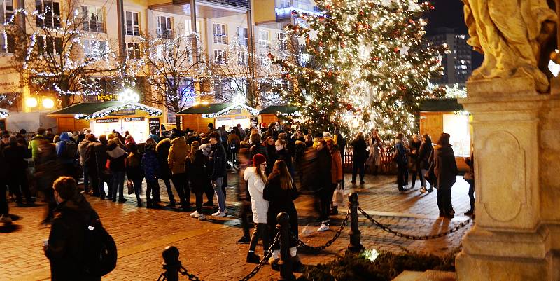 Nával v centru Mostu. Rozšířený vánoční trh přilákal stovky lidí.