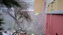 Zásah hasičů v ulici J. Skupy v Mostě, kde hořel přízemní byt.