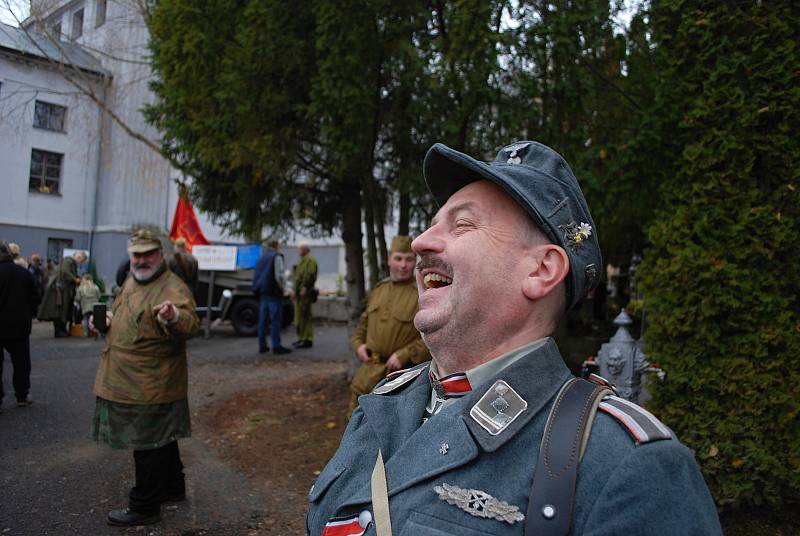 Davy lidí během sychravého odpoledne v neděli 14. listopadu navštívily Mezinárodní památník obětem II. světové války v Mostě.