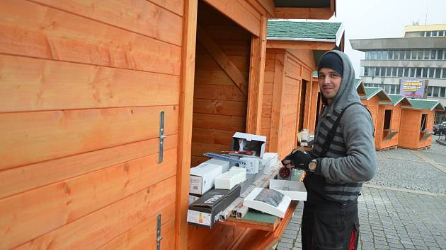 Roman Mrišo z firmy Elmosein.cz chystá s kolegy elektroinstalaci v nových stáncích na 1. náměstí v Mostě, kde rozsvěcením vánočního stromu začnou v neděli 27. listopadu Vánoční trhy.