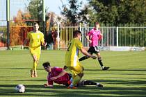 1. FC Spořice - FK Dobroměřice 2:3, domácí hráči ve žlutém.