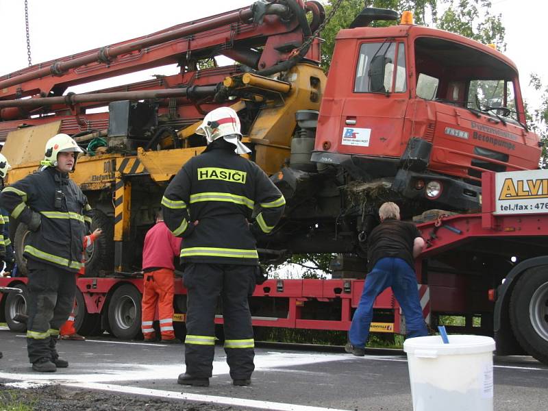 Hasiči odstraňují následky nehody.