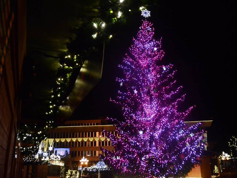Takto vypadají Vánoční trhy na 1. náměstí v Mostě v noci, kdy na nich není ani noha.