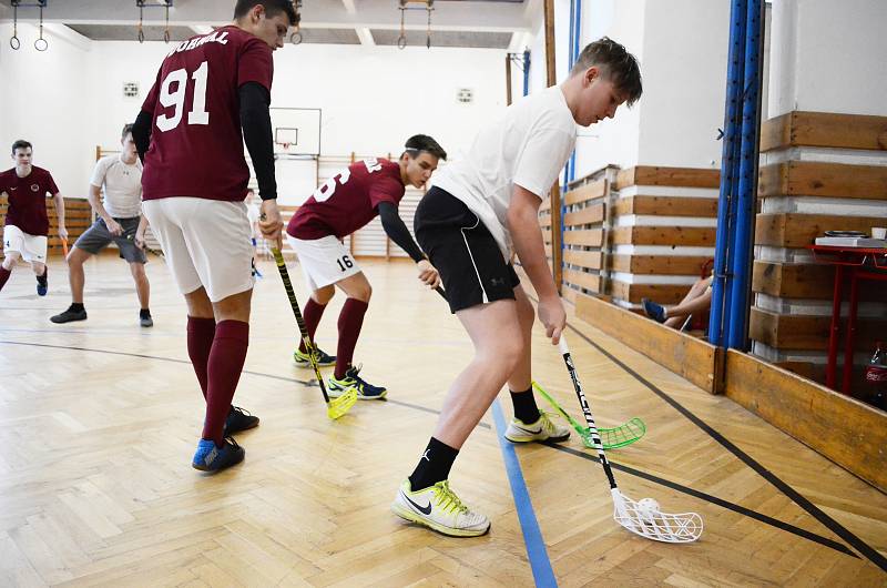 Vánoční charitní florbalový turnaj v tělocvičně mosteckého gymnázia.