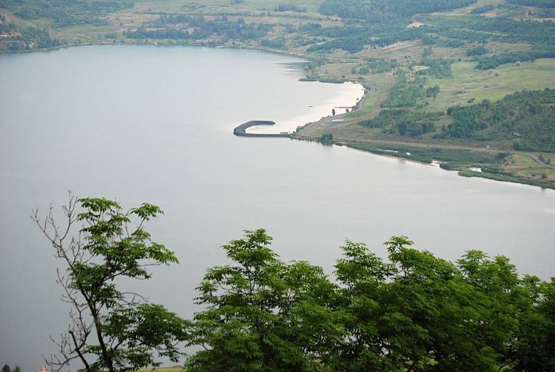 Výhled z mosteckého hradu na vrchu Hněvín - jezero Most.