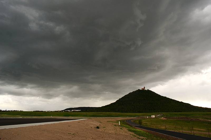 Jezero Most se už stává atrakcí, přestože přístup k vodě ještě není povolen kvůli výstavbě rekreačního zázemí na pobřeží.