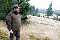Litvínovský lesní správce Pavel Rus ukazuje lokalitu, kde se daří tetřívkovi.