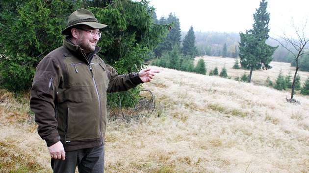 Litvínovský lesní správce Pavel Rus ukazuje lokalitu, kde se daří tetřívkovi.