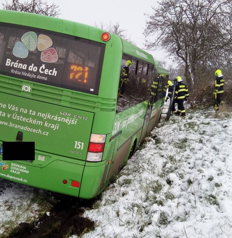 Zapadlý autobus u Havraně