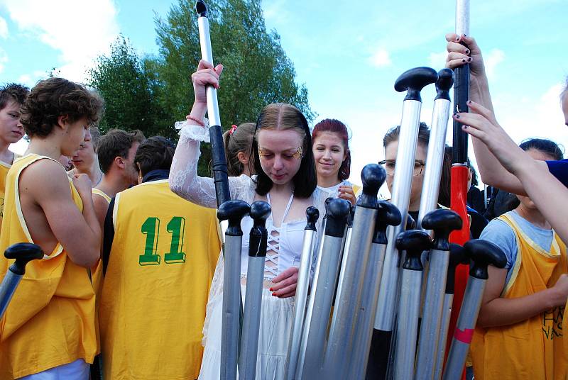 Závody dračích lodí v areálu jezera Matylda v Mostě