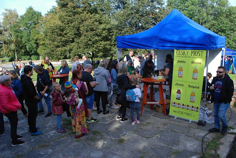 Mostečané zaplnili park u sportovní haly při moštobraní. Stály tam fronty