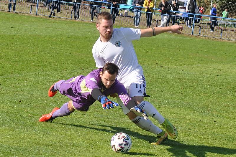 Dobroměřický Ondrej Matyáš se snaží překonat brankáře Ervěnic Petra Červenku. Dobroměřice vyhrály 4:1.