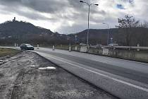 Omezení u Mostu, na kruhovém objezdu na výpadovce na Chomutov.