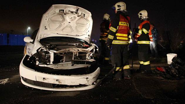 Hasiči odstraňují následky dopravní nehody