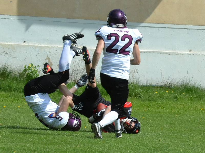 Most Hunters (v černých dresech) a Liberec Titans.