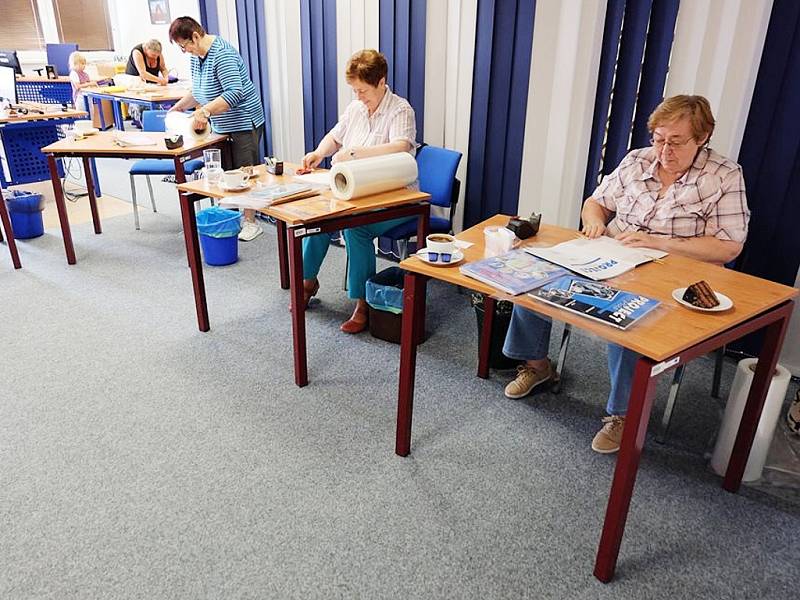 DOBROVOLNICE POMÁHAJÍ. V litvínovské knihovně se pilně balí učebnice.