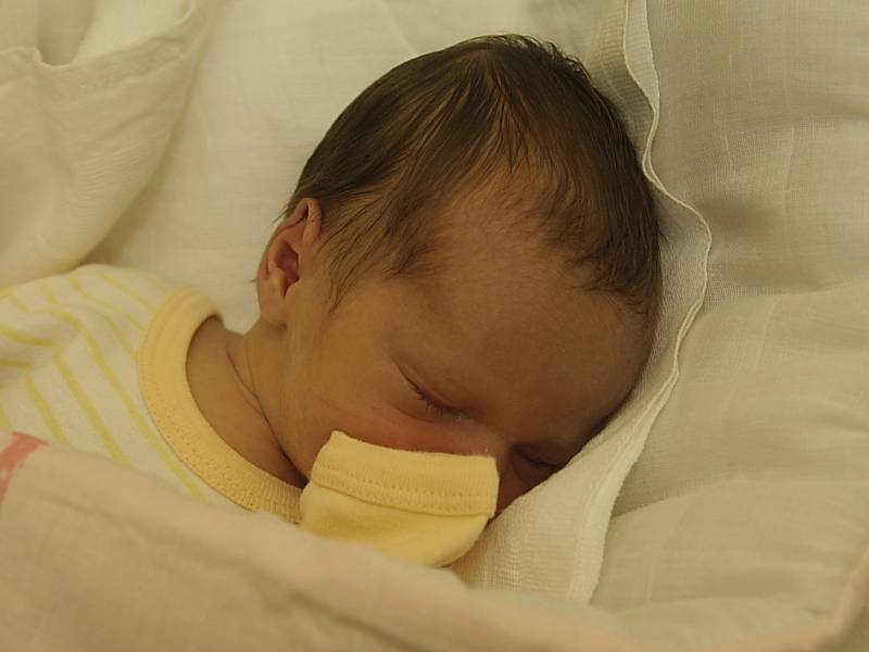 Mamince Vladimíře Hrochové z Mostu se v Chomutově 12. listopadu ve 12.07 hodin narodila dcera Barbora Irena Rusóová. Měřila 48 cm a vážila 2,7 kg.
