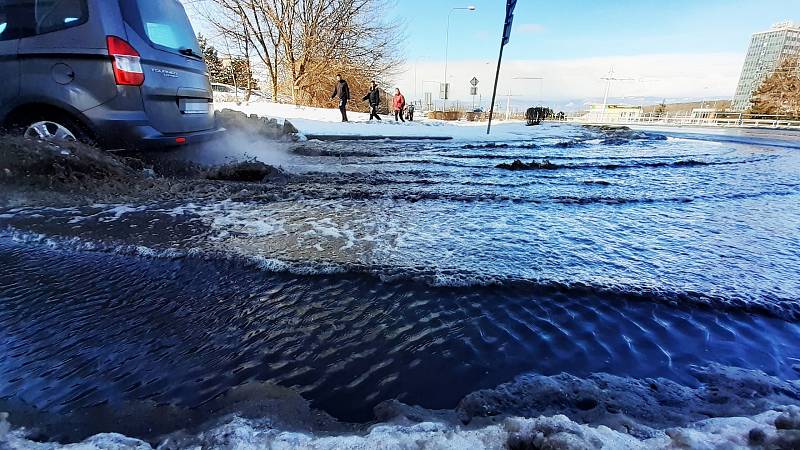 V Mostě se ve středu 17. února oteplilo, sníh v ulicích taje