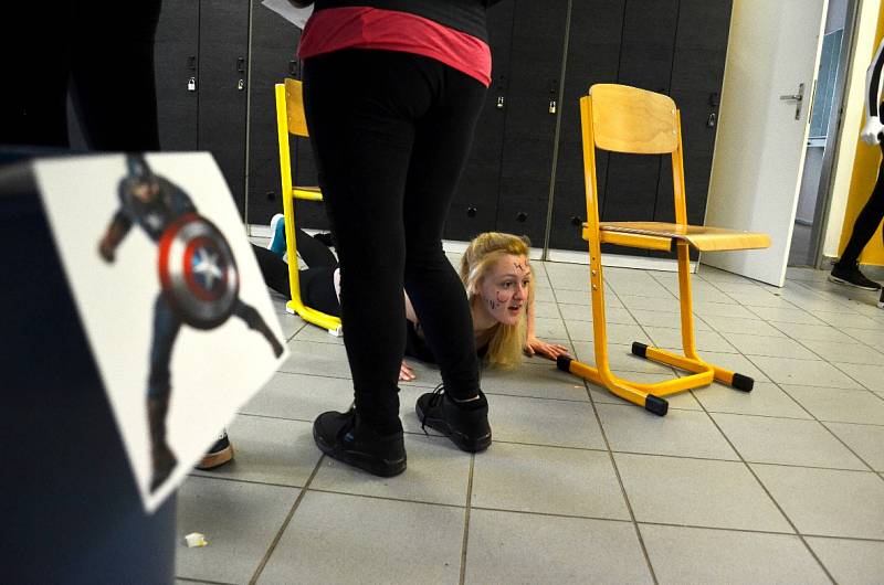 Poslední zvonění na Střední pedagogické škole v Mostě. Loučení se školou, děkování učitelům a pasování třeťáků na mazáky.