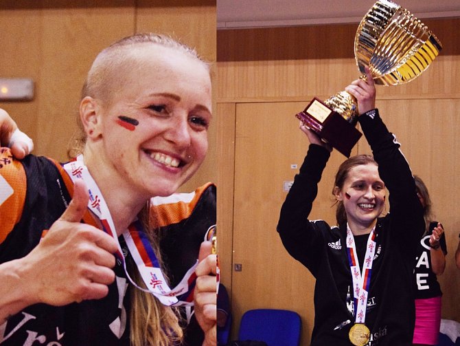 Vlevo je Petra Maňáková a vpravo její spoluhráčka a brankářka Dominika Müllnerová. Těmito úsměvy obě hýřily po zisku šestého českého titulu v řadě, který slavily v mostecké sportovní hale.