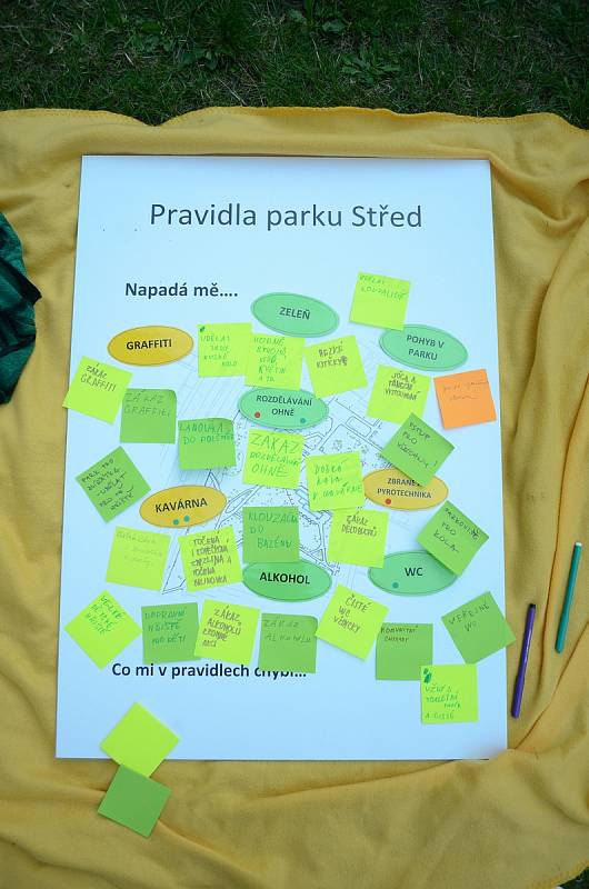 Na zahradní slavnosti v parku Střed v Mostě lidé navrhovali pravidla pro park, který se za rok začne rekonstruovat.