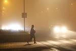 Smog zahalil v podvečerních hodinách mostecké ulice