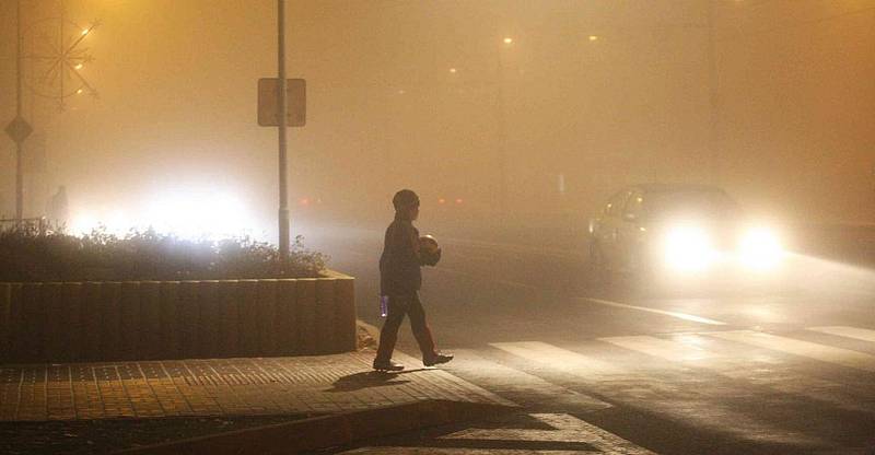 Smog zahalil v podvečerních hodinách mostecké ulice
