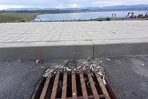 Kuřáci házejí u jezera Most nedopalky na zem.