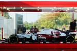 Monopost týmu Formule 1 Alfa Romeo Racing Orlen u čerpací stanice vedle litvínovské chemičky