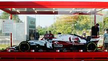 Monopost týmu Formule 1 Alfa Romeo Racing Orlen u čerpací stanice vedle litvínovské chemičky