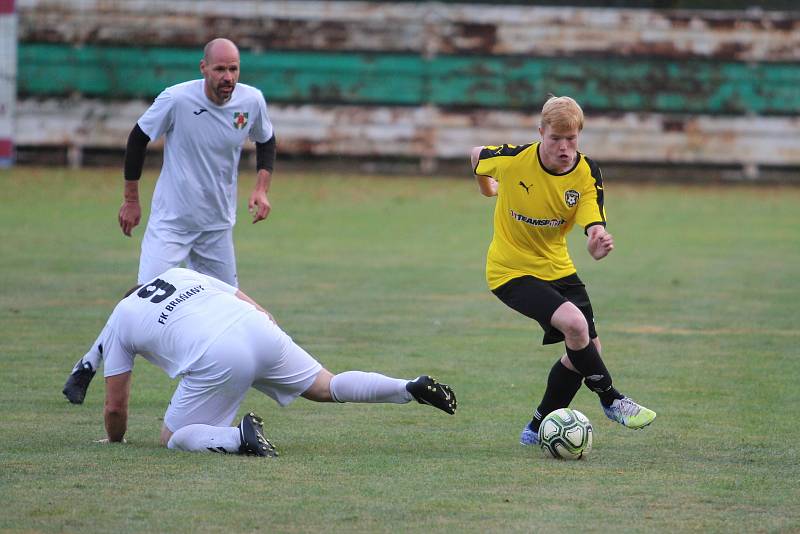 V okresním přeboru vyhrál Litvínov (v žluto-černé kombinaci) v Braňanech 8:0