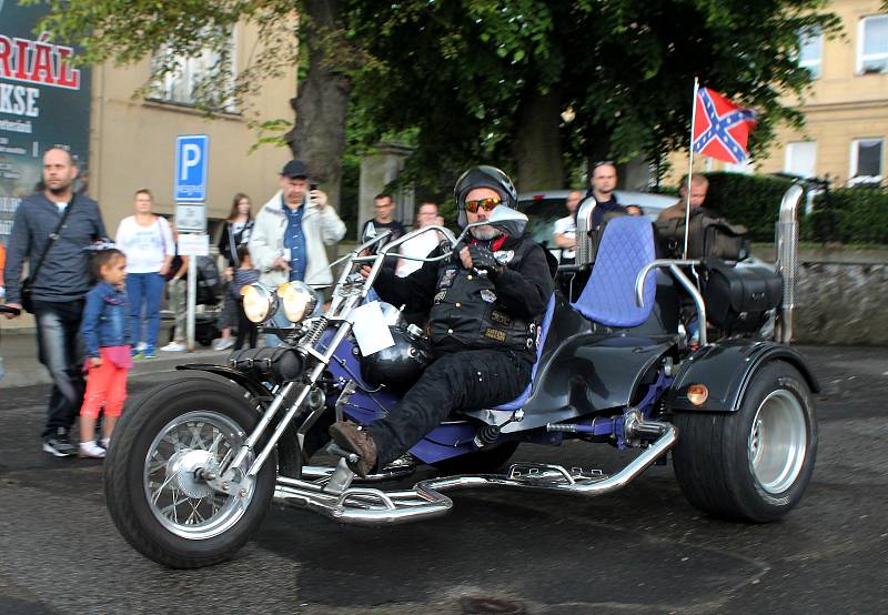 Město Lom poprvé uspořádalo memoriál amerického pilota – stíhače Johna Halsteada Bankse III.