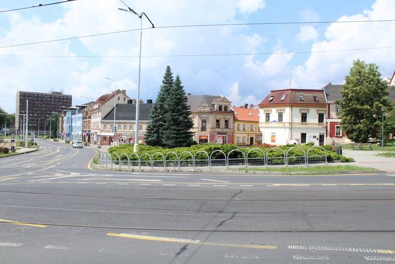 Co je nového v Litvínově: Masarykovo náměstí nabízí různé provozovny, kostel i fontánu.