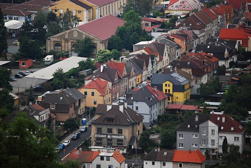 Výhled z mosteckého hradu na vrchu Hněvín - Zahražany, ulice Jugoslávská.