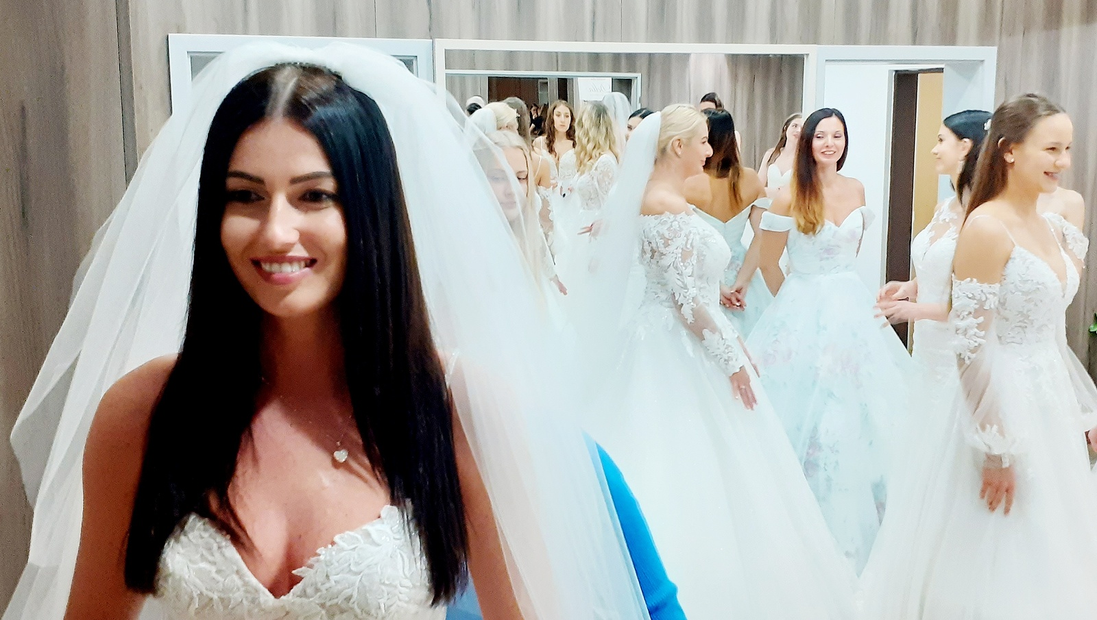 FOTO, VIDEO: Modelky v Mostě předvedly kolekci svatebních šatů pro rok 2023  - Mostecký deník