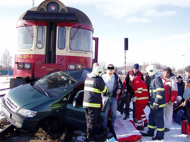 Nehoda na železničním přejezdu v Příšovicích. Řidič osobního vozu zraněn.