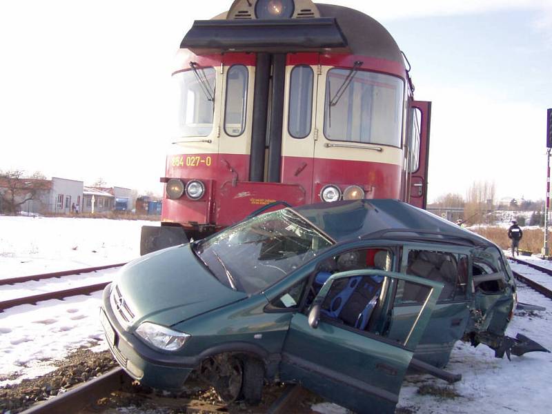 Nehoda na železničním přejezdu v Příšovicích. Řidič osobního vozu zraněn.