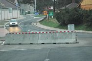 TUDY UŽ NE! říkají řidičům betonová svodidla v zaslepené větvi křižovatky před zámkem Hrubý Rohozec.