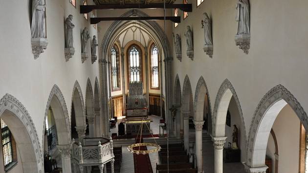 Generální oprava varhan v novogotickém kostele Panny Marie v Dubí.