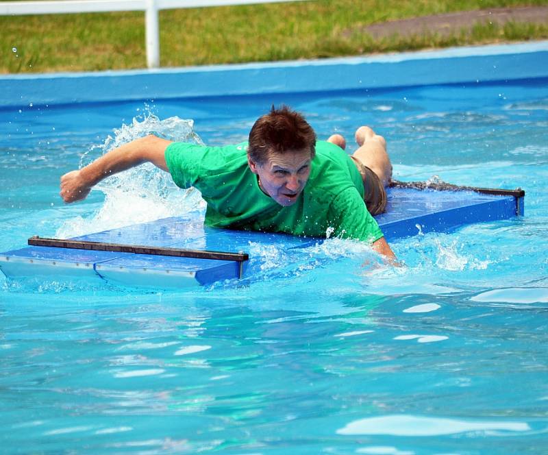 Vodní hrátky zahájily sezonu na koupališti v Dubí 