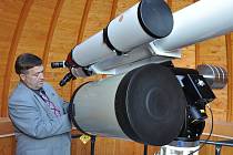 Z hvězdárny v Teplicích. U dalekohledu je pracovník teplické hvězdárny Radim Neuvirt.