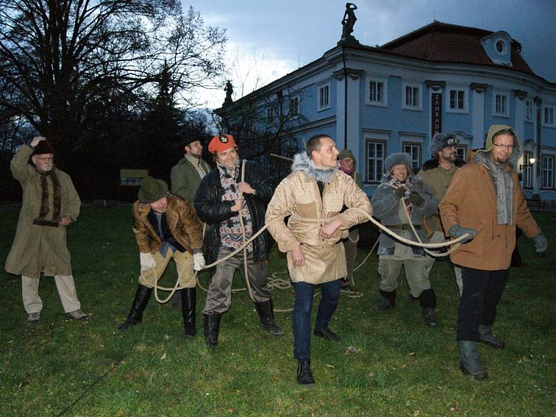 Oživlý Payerův obraz Vlečení lodi zahájil výstavu v Teplicích.