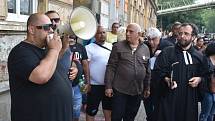 Náboženské shromáždění v Teplicích. Romové do ulice U Hřiště přišli uctít památku muže, který zemřel v sobotu 18. června po zákroku policie.