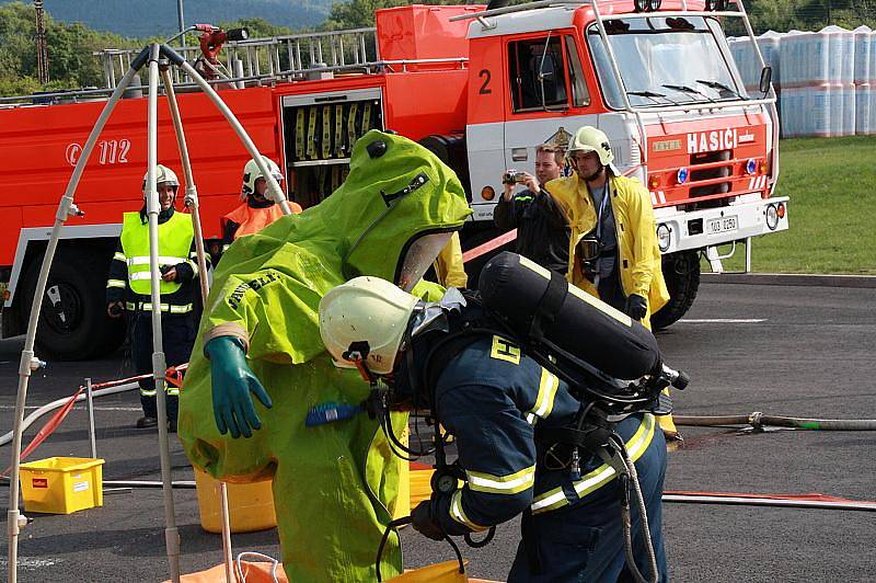 Cvičení hasičů v Knauf Insulation při úniku čpavku